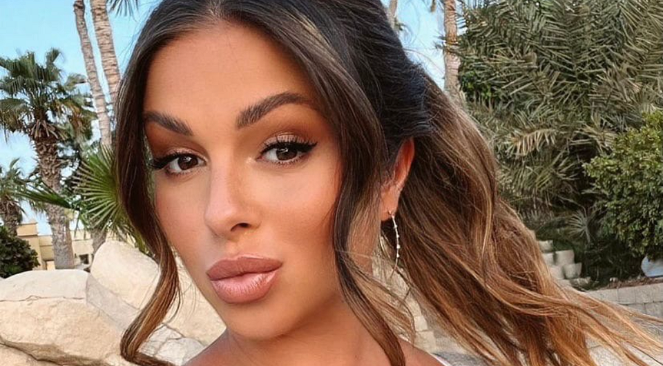 Певица Нюша опубликовала первое фото новорожденного сына