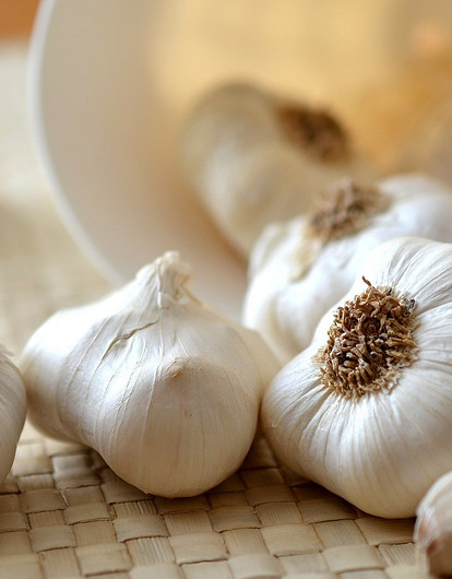 Не выбрасывай шелуху от чеснока: 6 способов применения в кулинарии