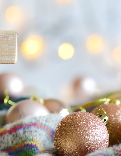 Украшение дома к Новому году: 18 идей от декораторов