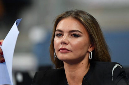 Алина Кабаева в белоснежном брючном костюме на открытии международного турнира