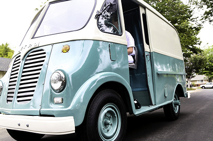 Мороженщики на фургонах простились с умершим коллегой и напугали людей вокруг (видео)