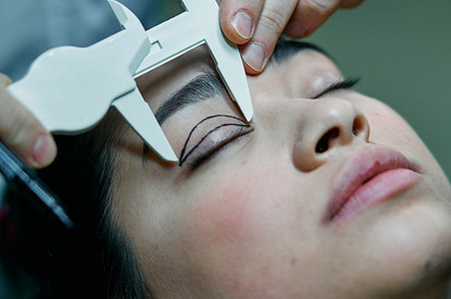 Успеть до Нового года: какие пластические операции можно сделать до праздников?