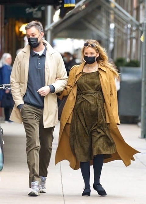 Беременная Дженнифер Лоуренс замечена на прогулке с мужем в Нью-Йорке