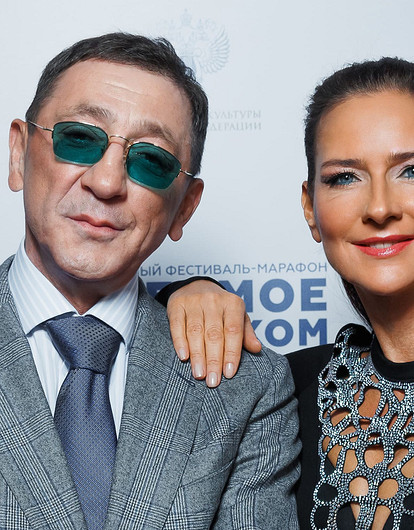 Первый выход Лепса в статусе холостяка и новое появление ЮрКисса под руку с Чеботиной: как прошло Рождественское шоу