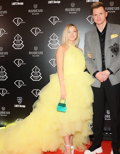 Тарасов пришел с молодой певицей и столкнулся с Бузовой: как прошла премия Fashion New Year Awards