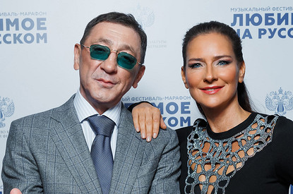 Первый выход Лепса в статусе холостяка и новое появление ЮрКисса под руку с Чеботиной: как прошло Рождественское шоу