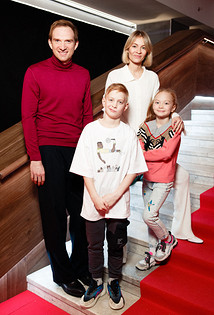 Андрей Бурковский с семьей