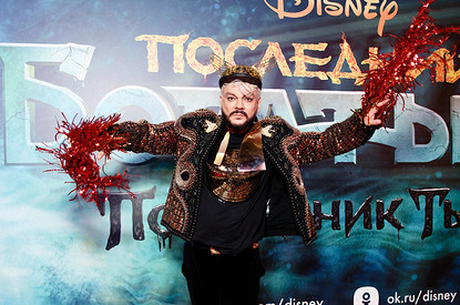 Филипп Киркоров в образе Жар-птицы и другие звезды на премьере фильма «Последний богатырь: Посланник тьмы»