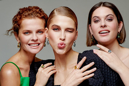 Последний штрих новогоднего образа: обзор стильных украшений и аксессуаров