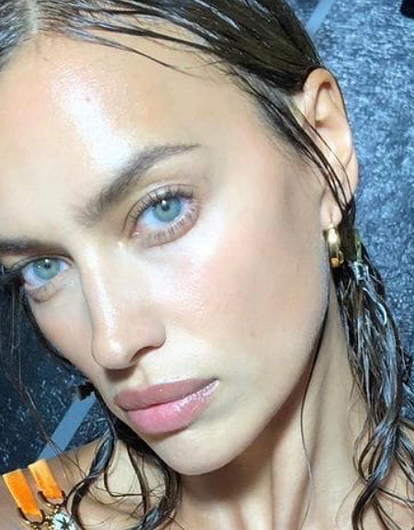 Ирина Шейк отправилась на прогулку с дочерью Леей