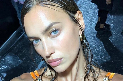 Ирина Шейк отправилась на прогулку с дочерью Леей