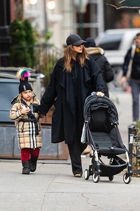 Ирина Шейк отправилась на прогулку с дочерью Леей