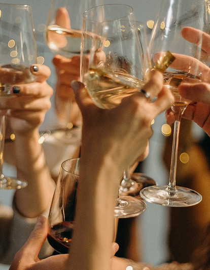 Как развлечь гостей: 10 интересных игр для большой компании