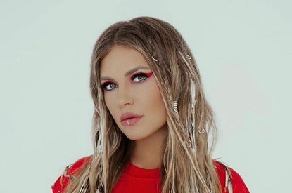 «Он ушел, а я продолжала стоять как вкопанная»: Рита Дакота впервые рассказала, что подверглась домогательствам в 12 лет