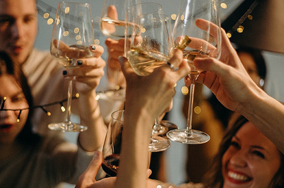 Как развлечь гостей: 10 интересных игр для большой компании