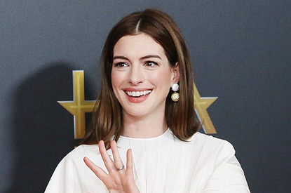 Энн Хэтэуэй замечена на прогулке с мужем (фото)