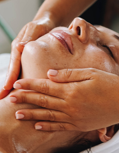 Лимфодренажный массаж лица: кому подходит и как работает