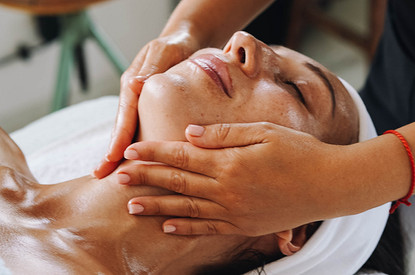 Лимфодренажный массаж лица: кому подходит и как работает