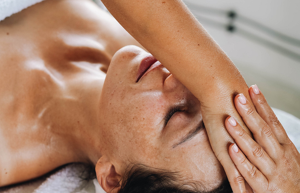 Лимфодренажный массаж лица: кому подходит и как работает