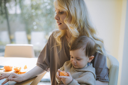 «Просто соринка в глаз попала»: психолог объясняет, почему вредно скрывать эмоции от ребенка