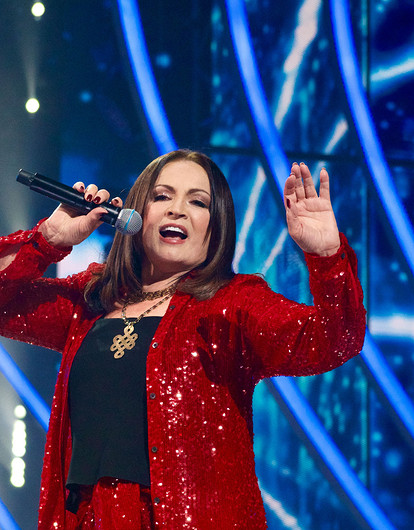 Выступление Софии Ротару, зажигательные танцы Лолиты и не только: как прошла «Песня года - 2021»