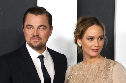 Беременная Дженнифер Лоуренс появилась на премьере фильма «Не смотрите наверх» вместе с Леонардо Ди Каприо