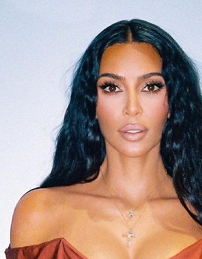 «Спасибо Канье»: Ким Кардашьян получила награду «Икона моды 2021 года» (видео)