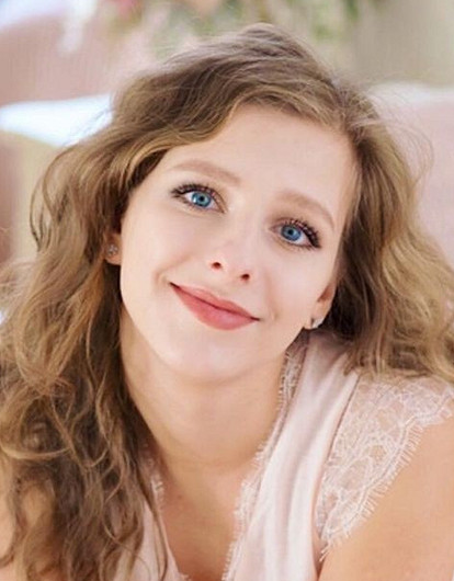 «Есть лишние сантиметры»: Лиза Арзамасова рассказала, как пришла в форму через три месяца после родов