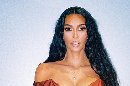 «Спасибо Канье»: Ким Кардашьян получила награду «Икона моды 2021 года» (видео)