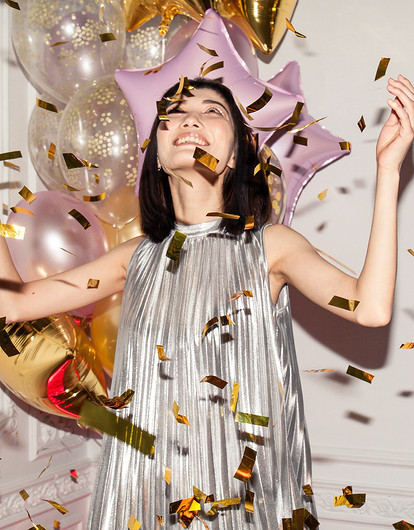 Сиять по правилам и без: собираем вечерние образы по знаку Зодиака