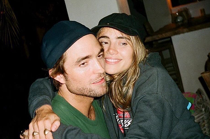 Роберт Паттинсон и его возлюбленная замечены на прогулке в Нью-Йорке