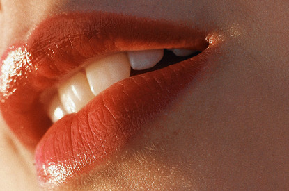 Что делать с потрескавшимися губами: продукты и лайфхаки