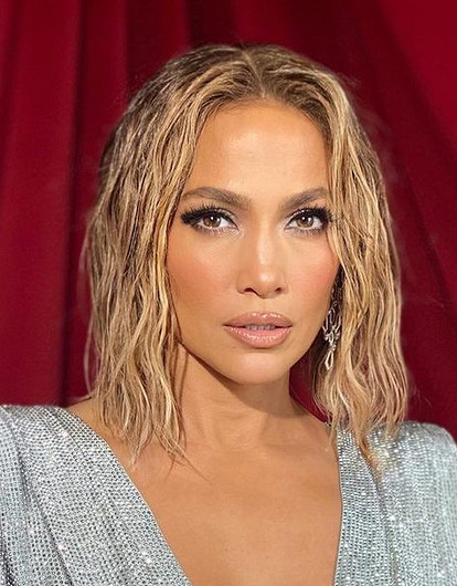 Дженнифер Лопес показала себя с короткой стрижкой на обложке глянца