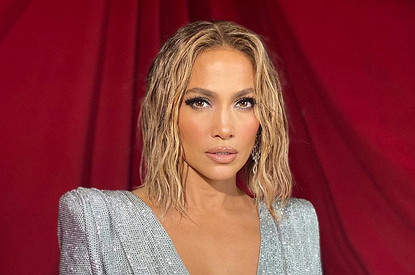 Дженнифер Лопес показала себя с короткой стрижкой на обложке глянца