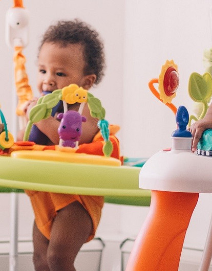 Манеж, ходунки и прыгунки: почему родителям не стоит их покупать