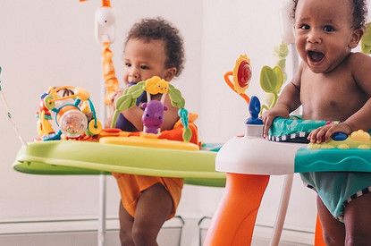 Манеж, ходунки и прыгунки: почему родителям не стоит их покупать