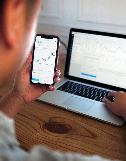 «В планах продать машину и собрать «портфель»: почему все больше людей начинают инвестировать и где может ждать подвох