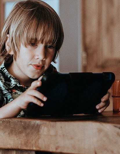 Как сделать так, чтобы ребенок не сидел в телефоне за столом: 3 действенных совета (плюс игра)