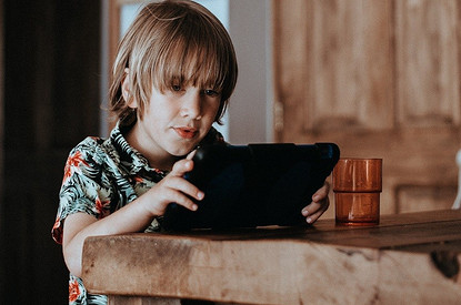 Как сделать так, чтобы ребенок не сидел в телефоне за столом: 3 действенных совета (плюс игра)