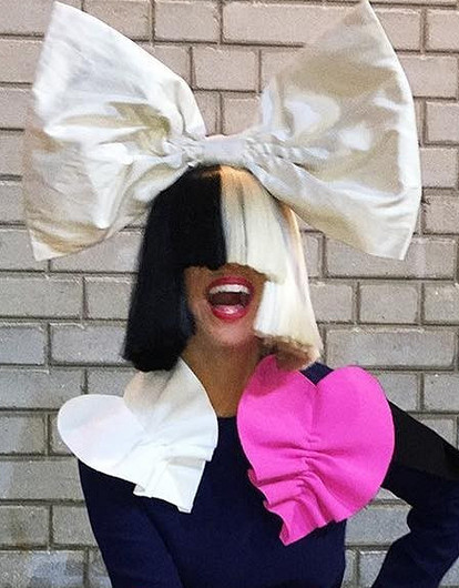 Певица Sia обвинила Шайю ЛаБафа в изменах жене