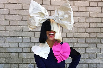 Певица Sia обвинила Шайю ЛаБафа в изменах жене