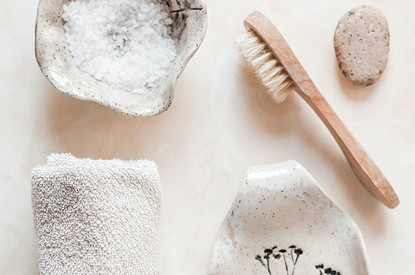 Тело в дело: как правильно делать сухой массаж (и чем он вообще так хорош)