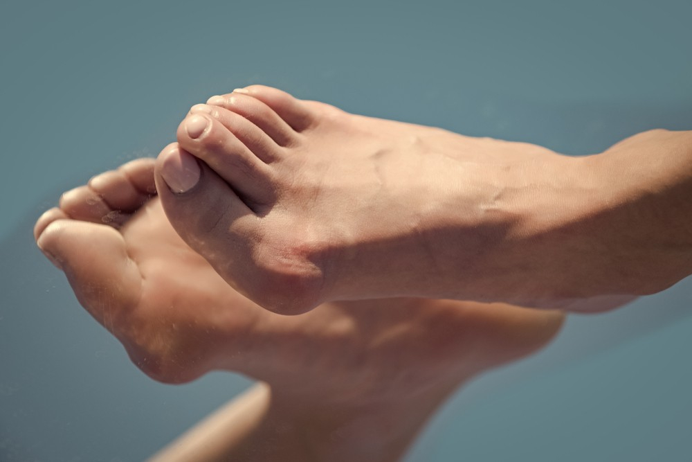 Что делать, если болит косточка на большом пальце ноги: причины, методы лечения, экспертное мнение