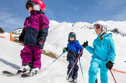 Спросили у двигательного терапевта: когда ребенка можно учить кататься на коньках и лыжах