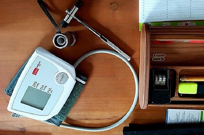 На какой руке мерить давление электронным тонометром, чтобы он тебя не обманул