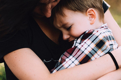 Почему ребенок бьется головой об пол и стены: основные причины такого поведения, мнение психолога