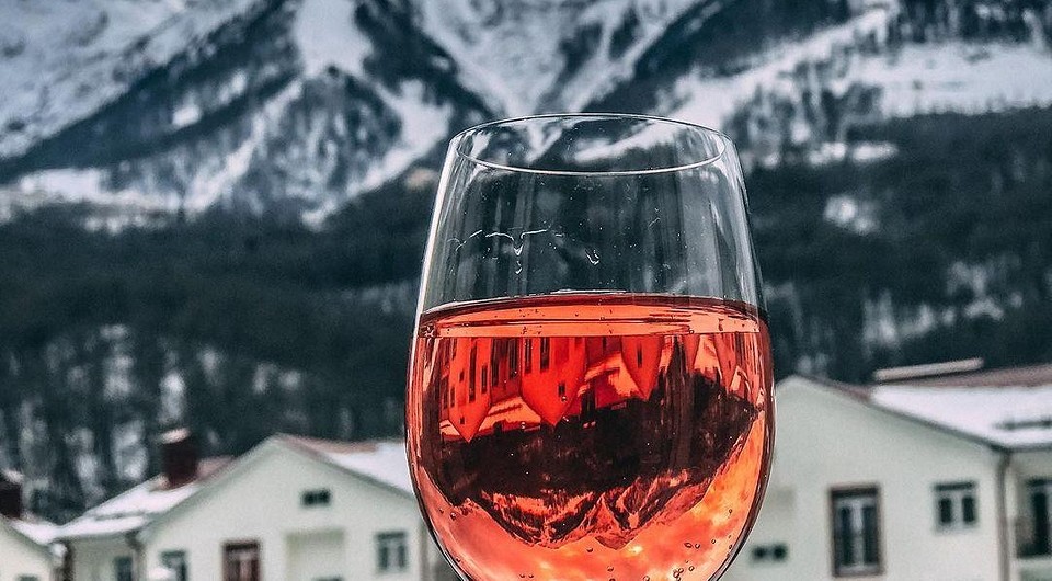 Как правильно пить розовое вино: с какой закуской и при какой температуре подавать