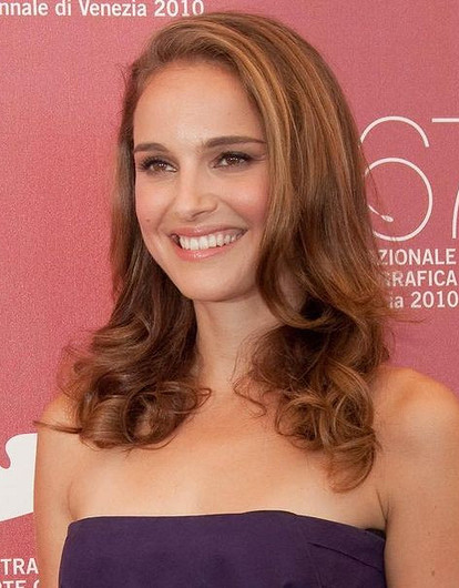 Натали Портман засняли с округлившимся животом