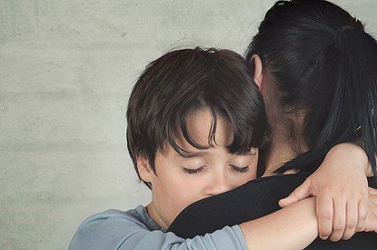 Спросили у семейного психолога: как говорить с детьми о болезни или смерти близких (видео)