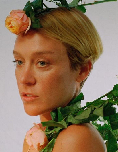 Хлоя Севиньи рассказала о тайной свадьбе, которую сыграла год назад